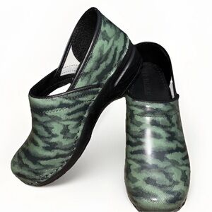 BJORK Swedish Comfort Clogs Shoes Womens Size 38/39  US 9 Camouflage